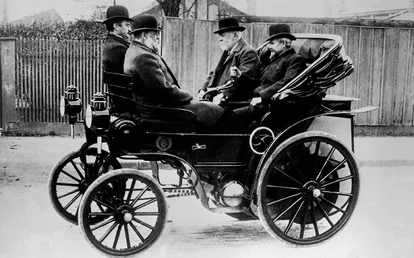 Gottlieb Daimlerin hihnavetoinen auto, 1895