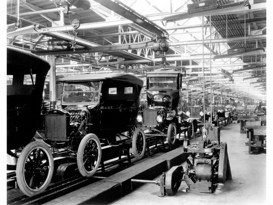 Ensimmäinen liikkuva kokoonpanolinja Ford 1913
