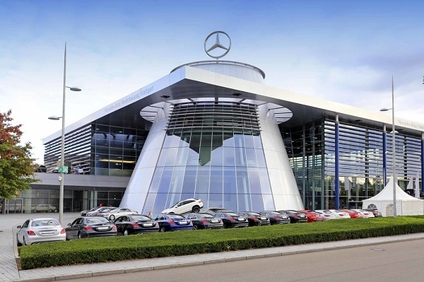Mercedes-Benzin toimisto Stuttgartissa