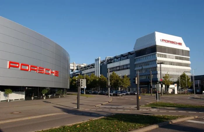 Porschen pääkonttori Zuffenhausenissa Saksassa